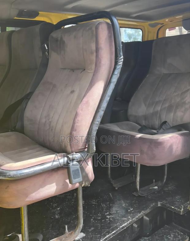 Nissan Caravan (Urvan) 2013 Yellow - thumbnail 4
