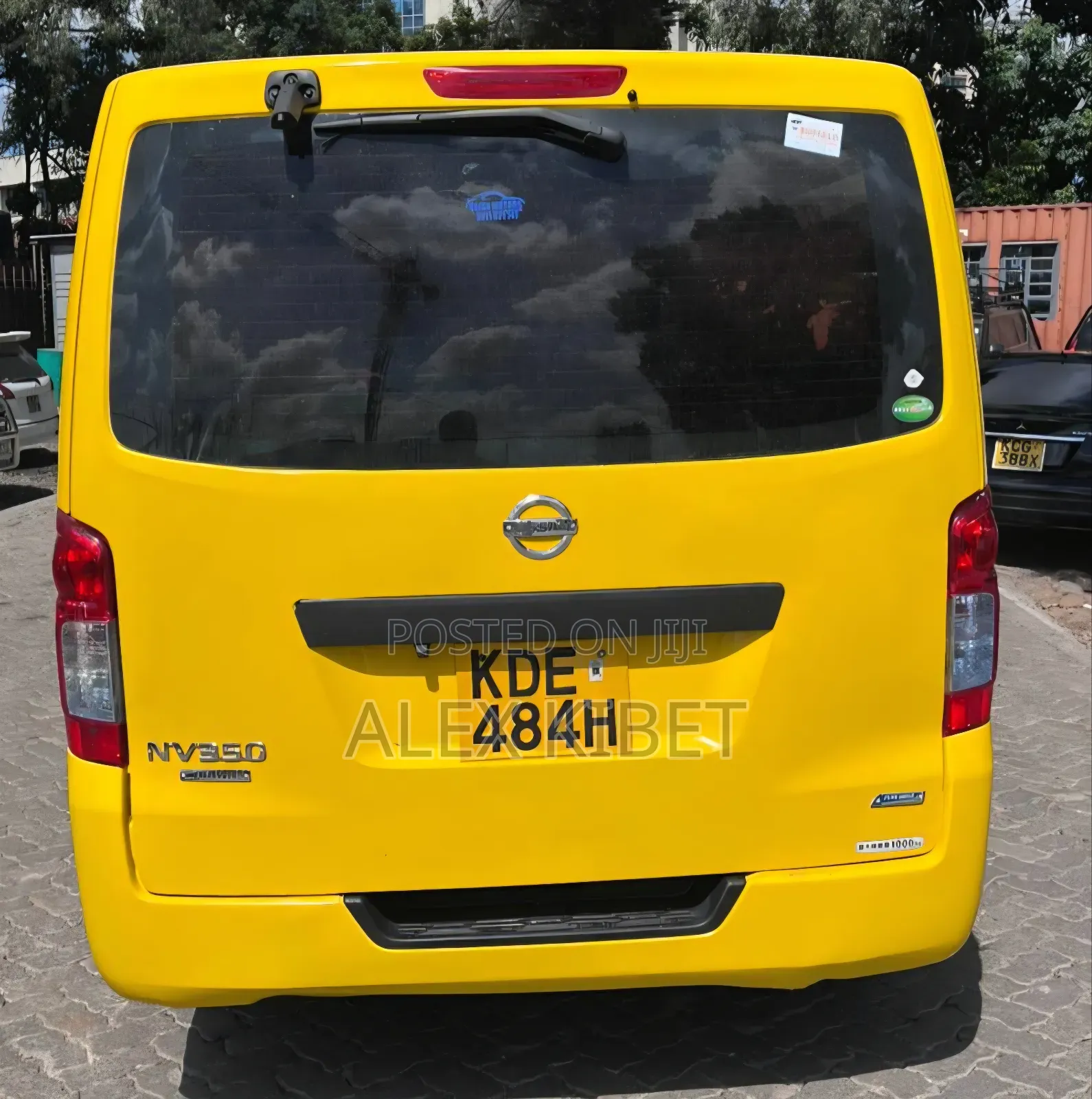 Nissan Caravan (Urvan) 2013 Yellow