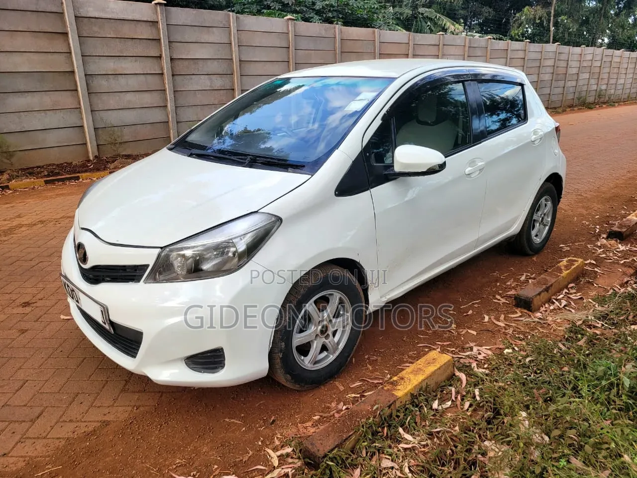 Toyota Vitz 2014 White
