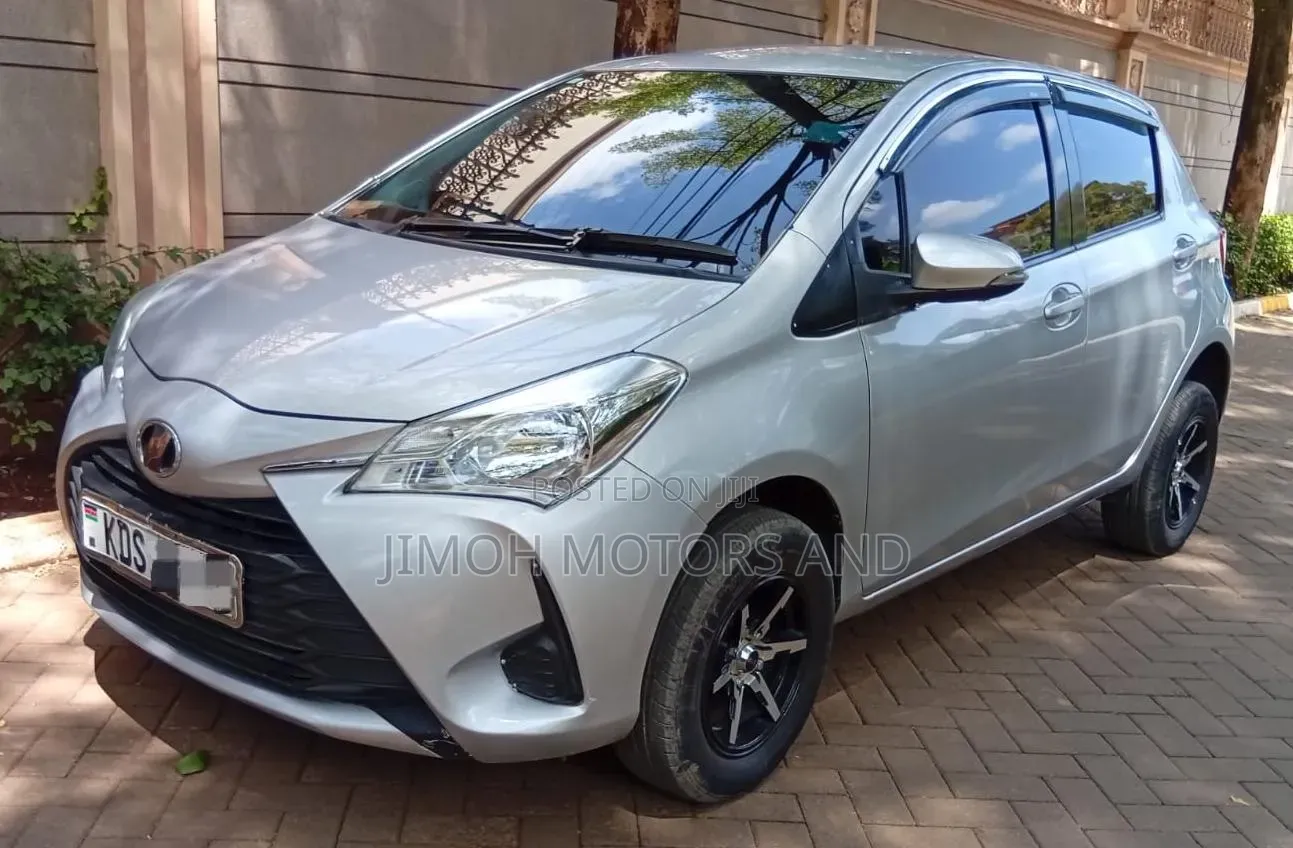 Toyota Vitz 2018 Silver