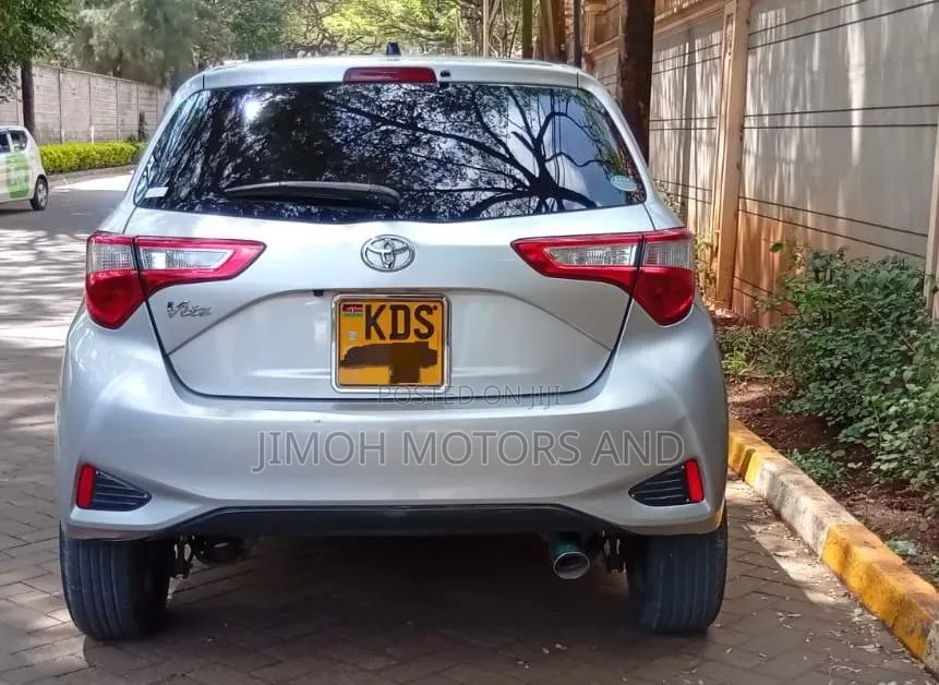 Toyota Vitz 2018 Silver