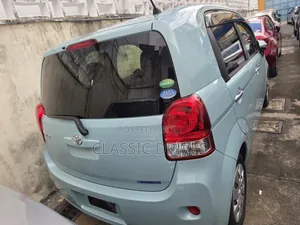 Toyota Porte 2018 Blue