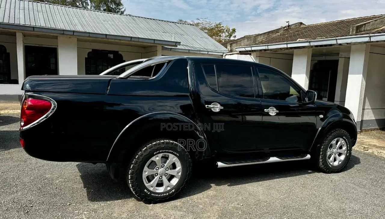 Mitsubishi L200 2011 Black