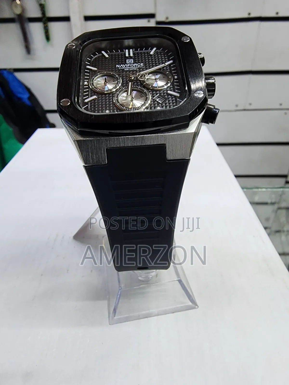 Naviforce Nf8037, a Luxury