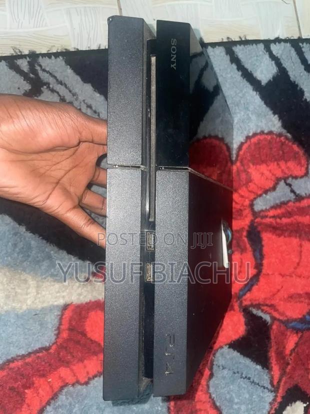 Playstation 4 Refurbished - main view