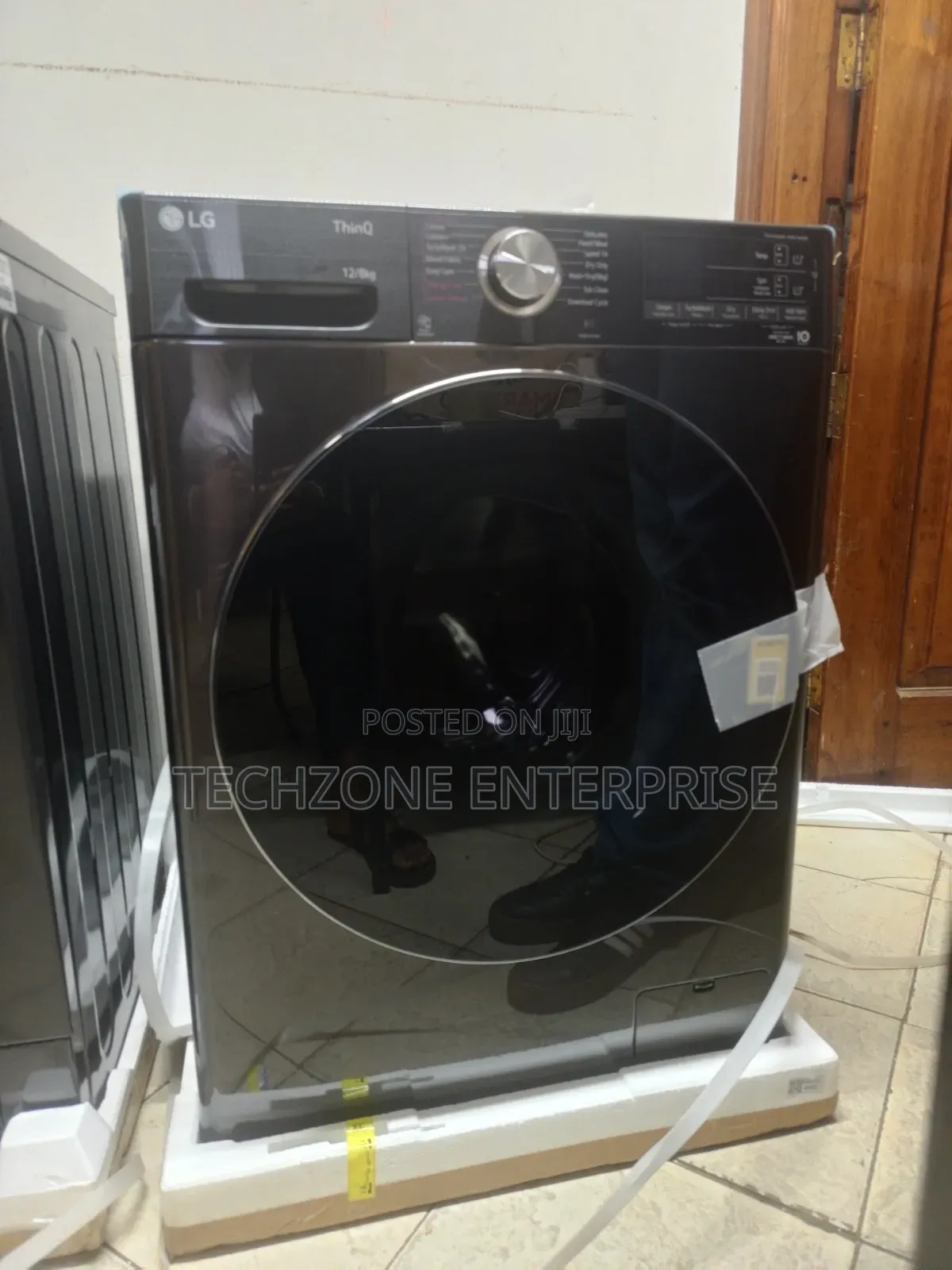 Lg 12/8kg Front Load Washer/Dryer With Steam 