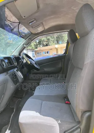 Nissan Caravan (Urvan) 2013 Yellow