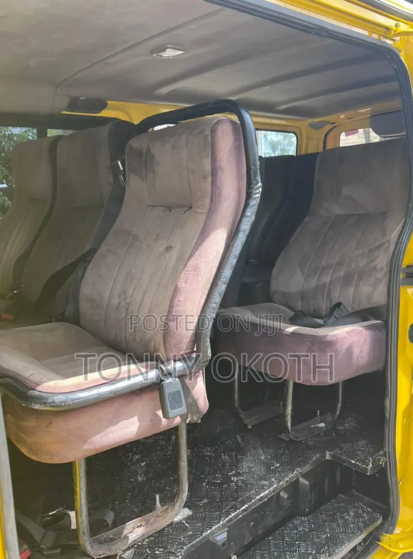 Nissan Caravan (Urvan) 2013 Yellow