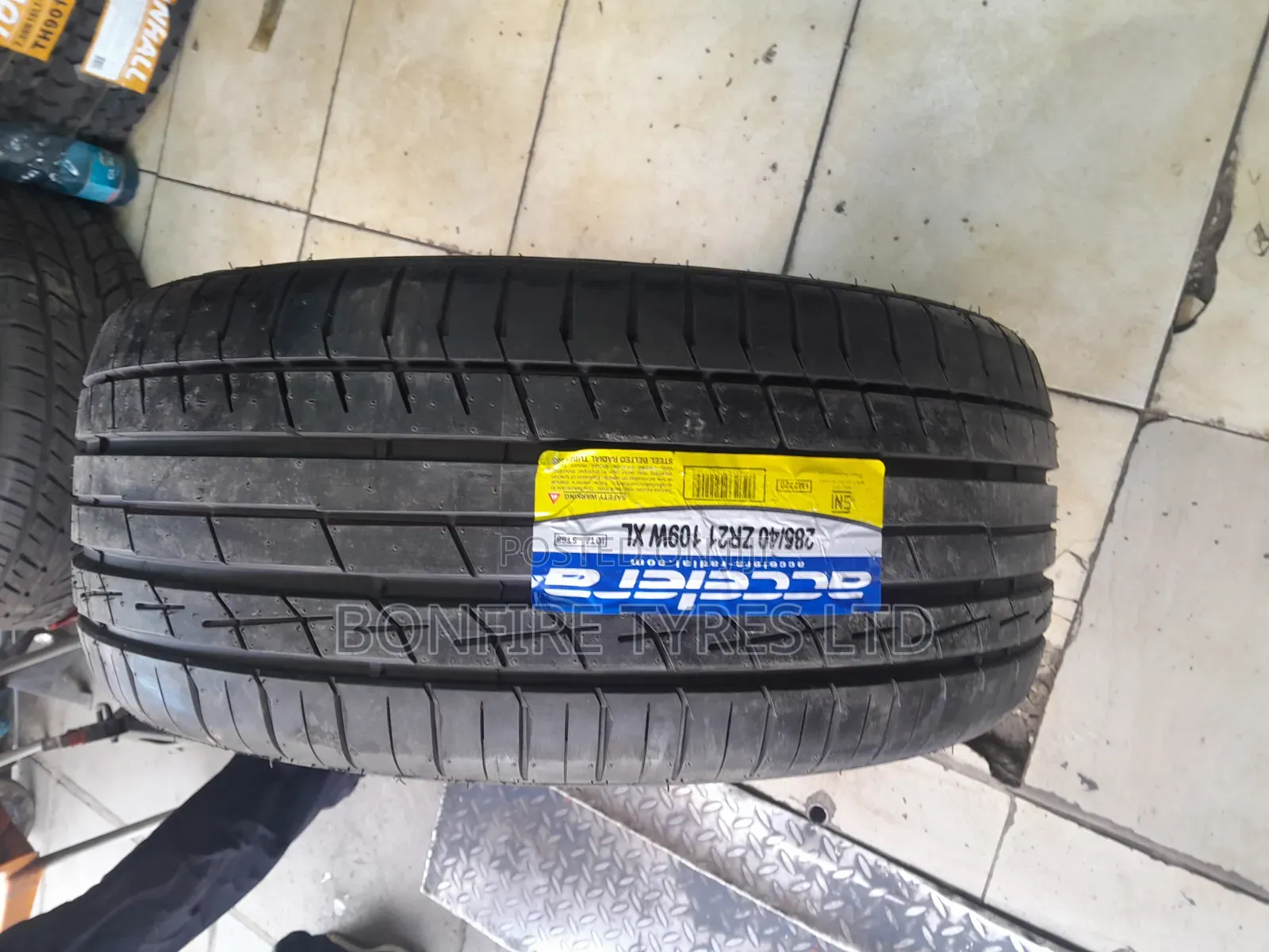 285/40zr21 Accelera