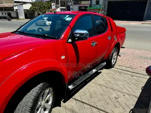Mitsubishi L200 2011 Red