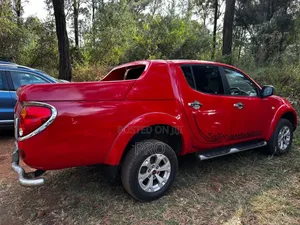 Mitsubishi L200 2011 Red