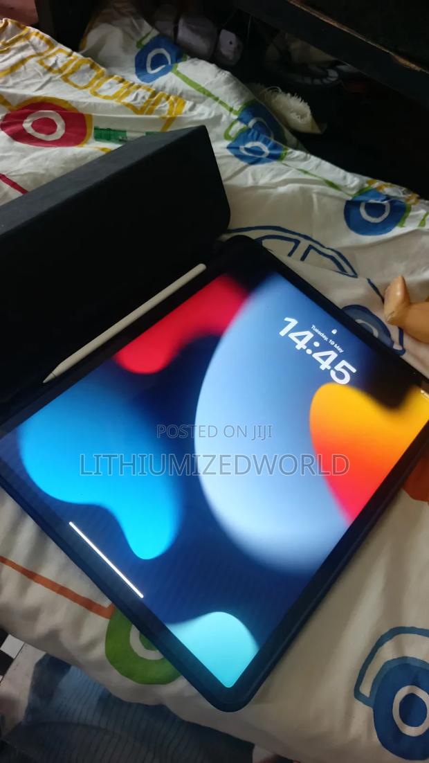 Apple iPad Pro (2022) 512 GB Black - main view