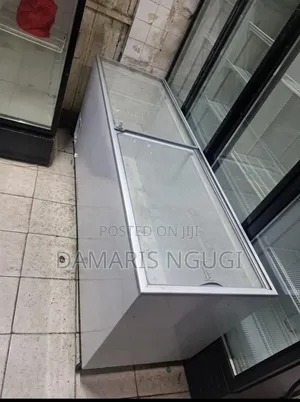700litres Display Freezer ( Very Original)