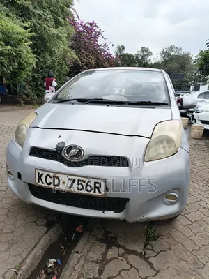 Toyota Vitz 2009 Silver