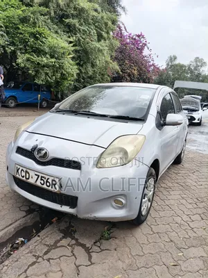 Toyota Vitz 2009 Silver