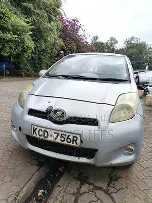 Toyota Vitz 2009 Silver