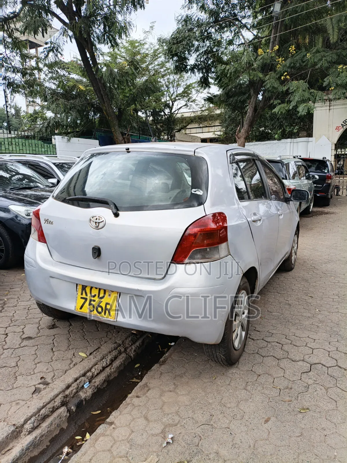 Toyota Vitz 2009 Silver