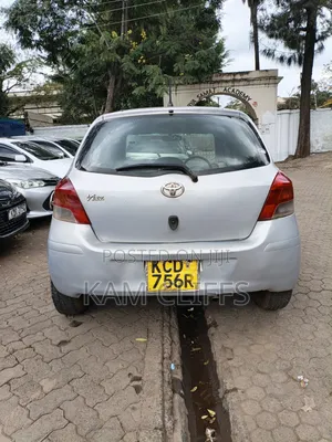 Toyota Vitz 2009 Silver