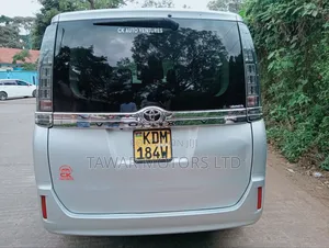 Toyota Voxy 2016 Silver