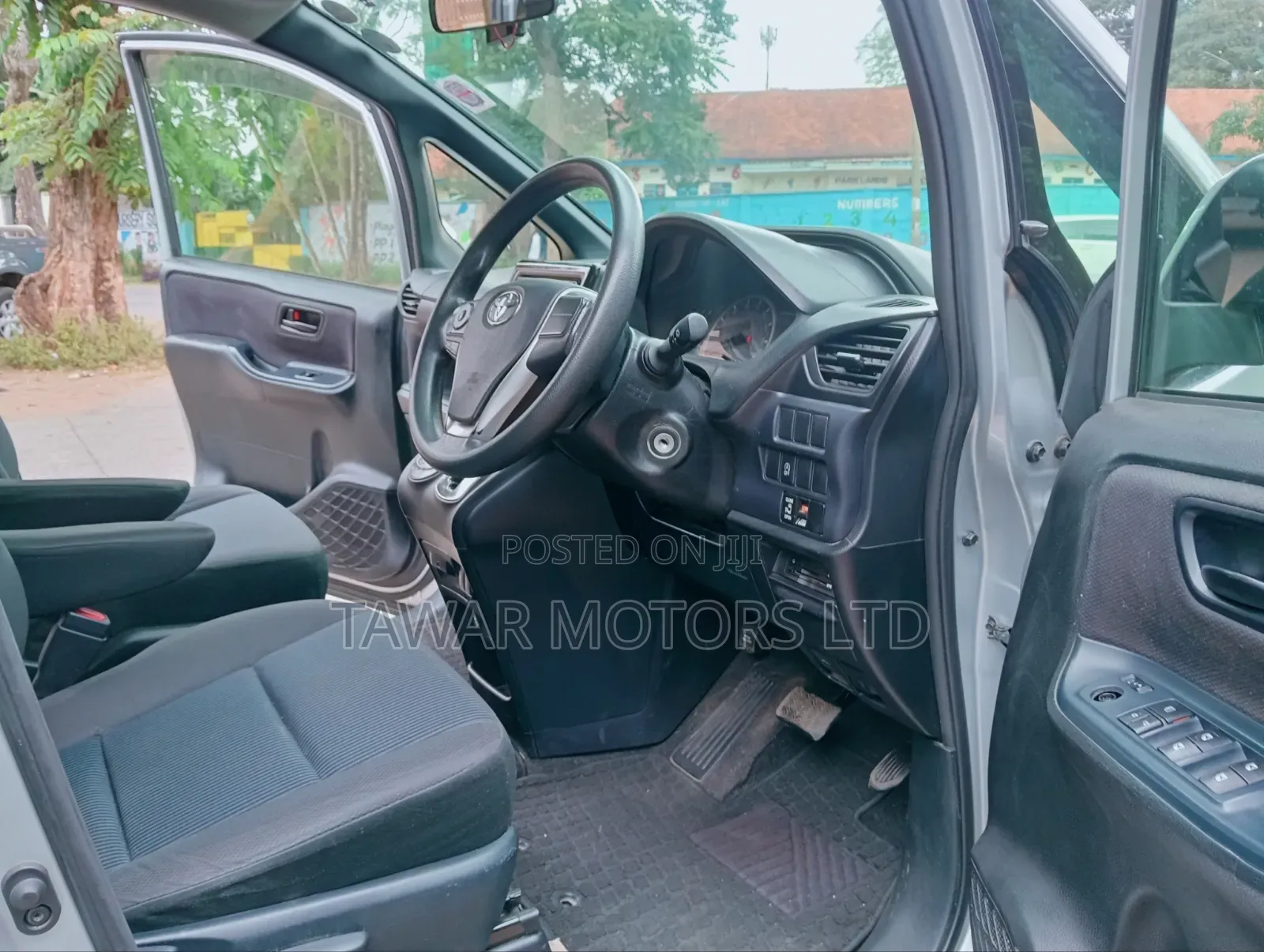 Toyota Voxy 2016 Silver