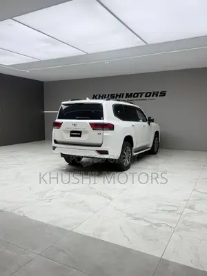 Toyota Land Cruiser LC300 2023 Pearl