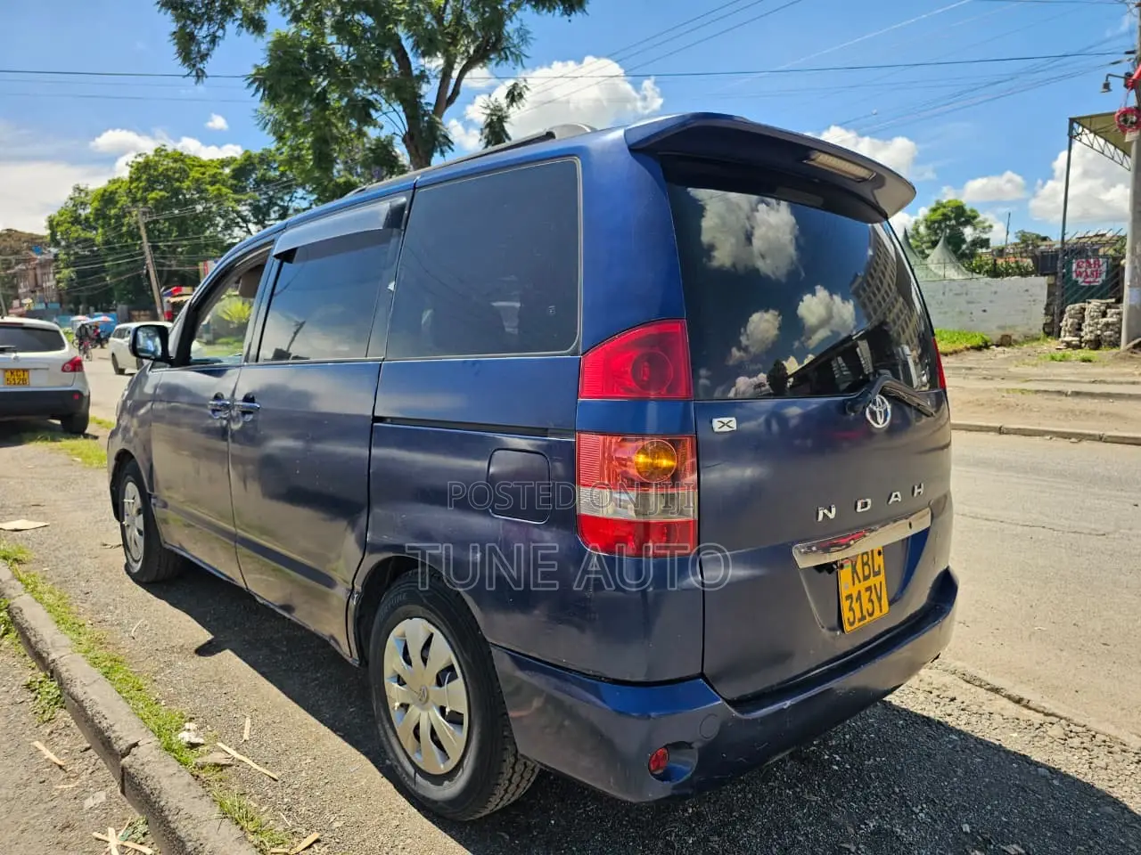 Toyota Noah 2005 Blue