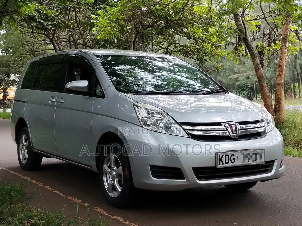 Toyota ISIS 2014 Silver