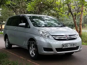 Toyota ISIS 2014 Silver