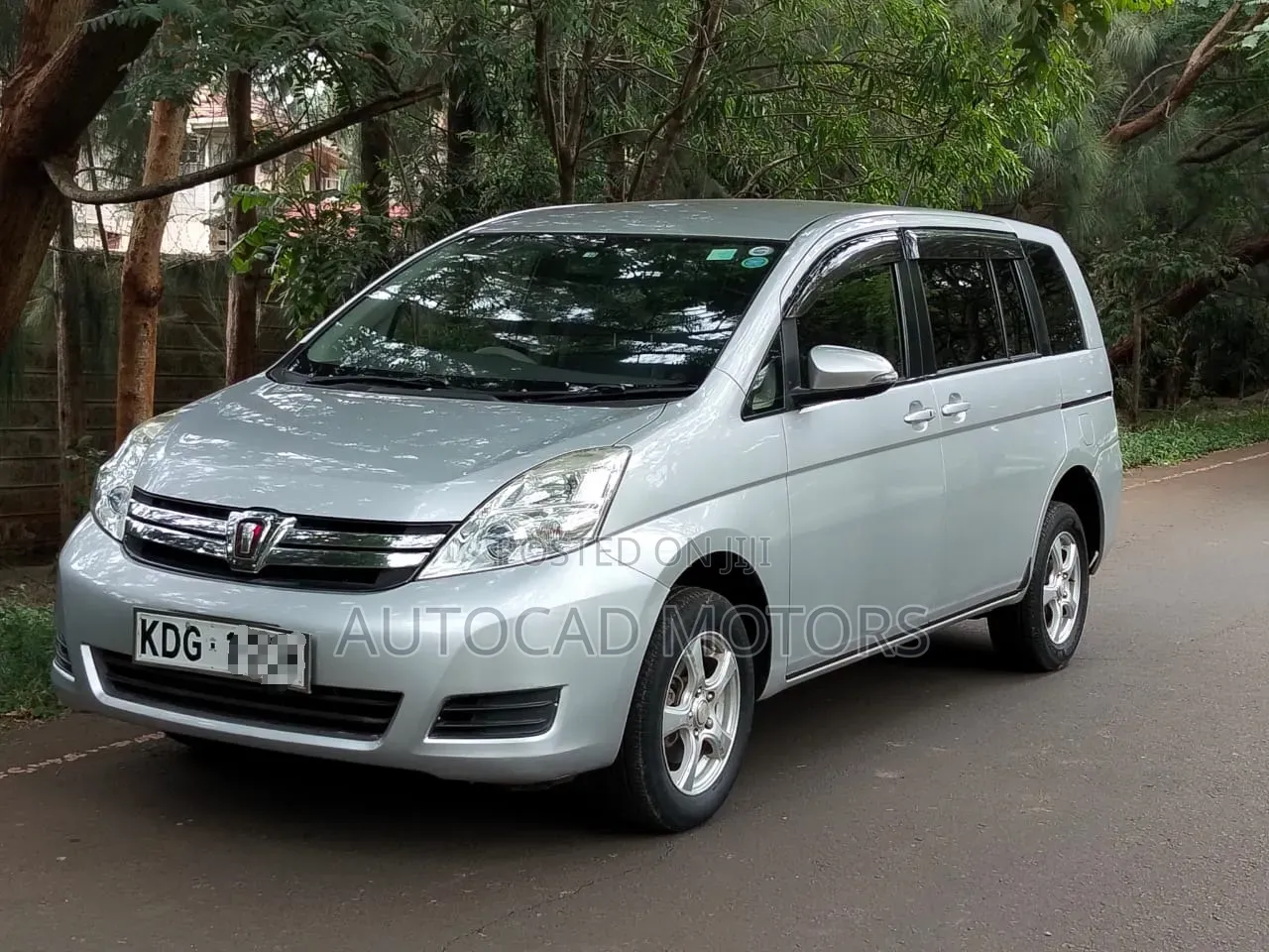 Toyota ISIS 2014 Silver