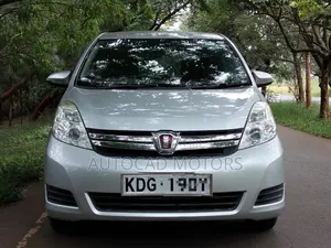 Toyota ISIS 2014 Silver