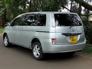 Toyota ISIS 2014 Silver