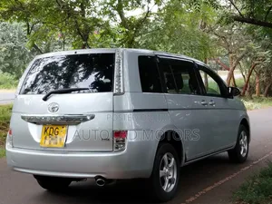 Toyota ISIS 2014 Silver