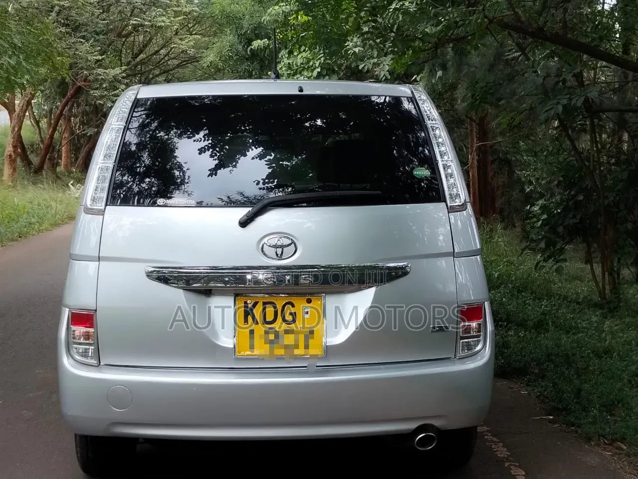 Toyota ISIS 2014 Silver