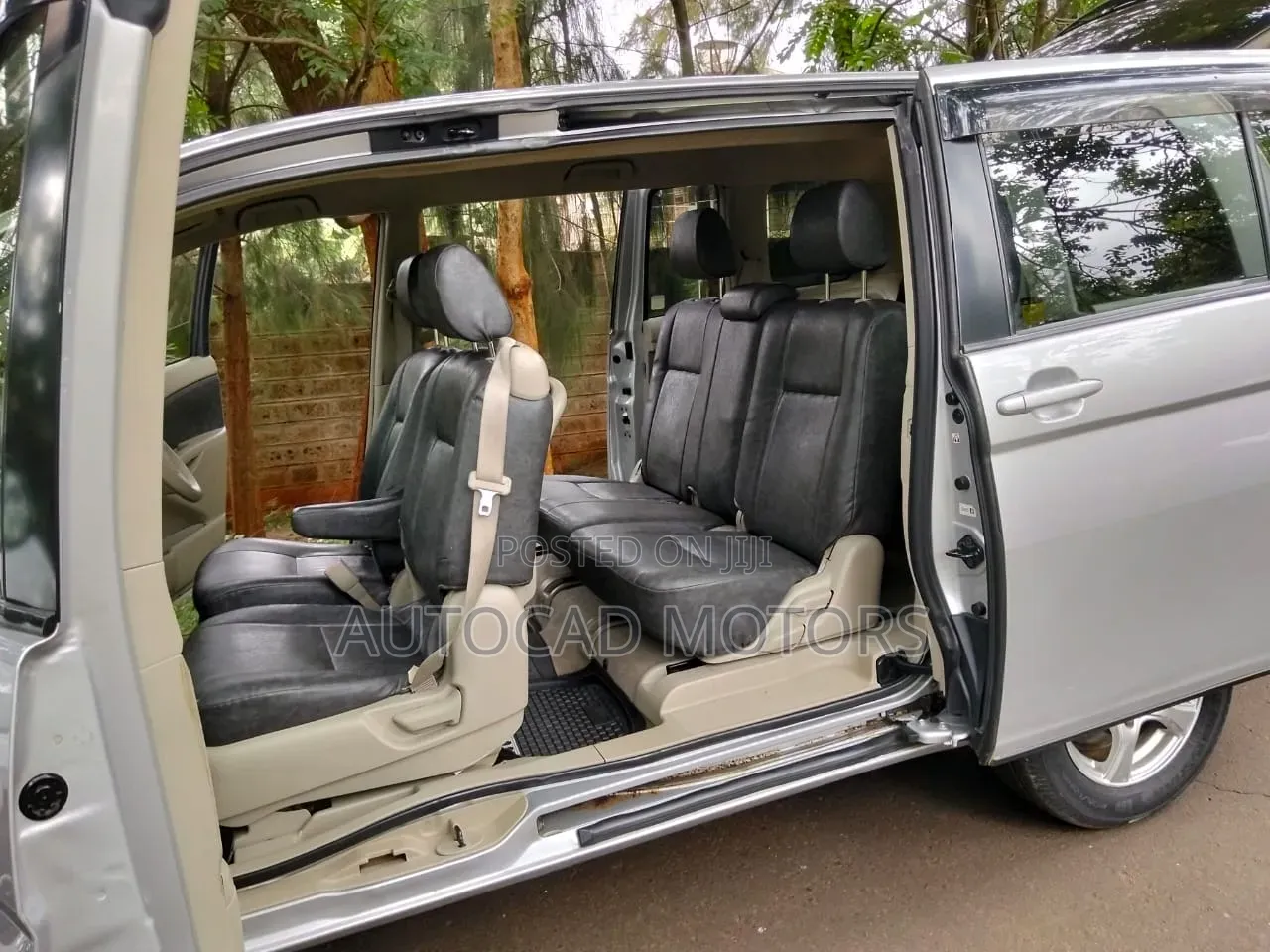 Toyota ISIS 2014 Silver