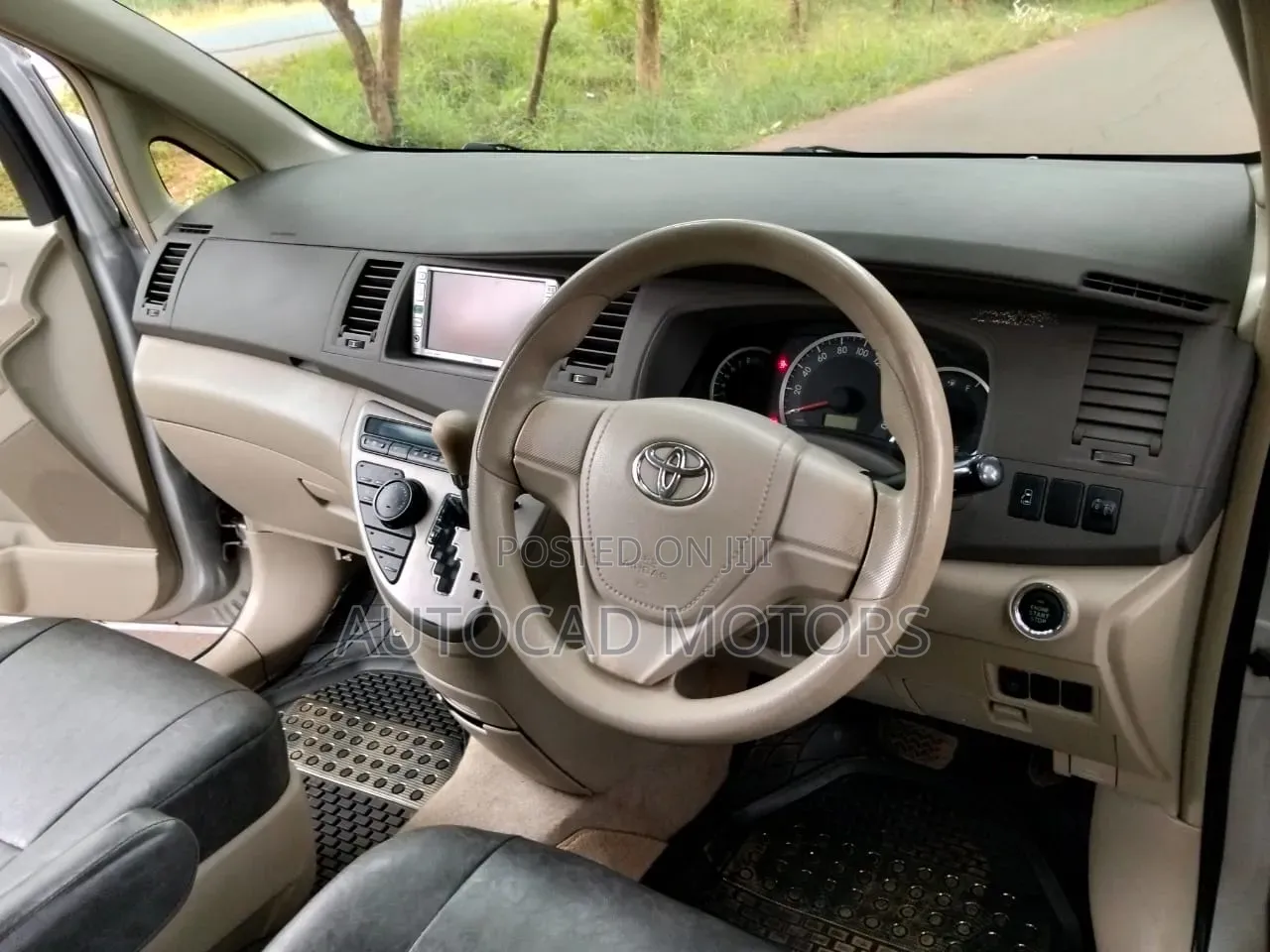 Toyota ISIS 2014 Silver