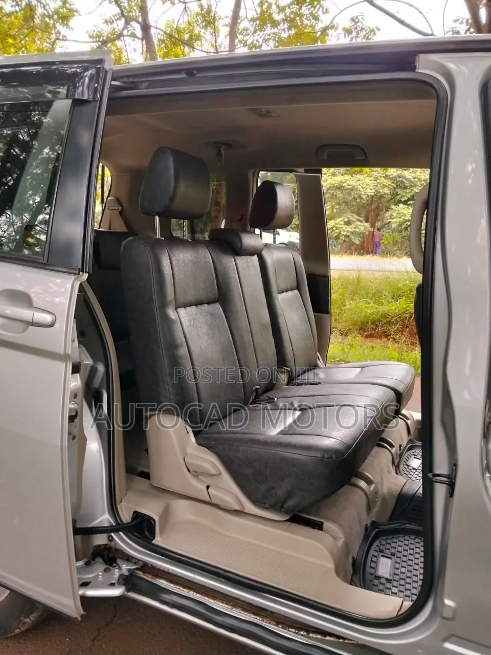 Toyota ISIS 2014 Silver