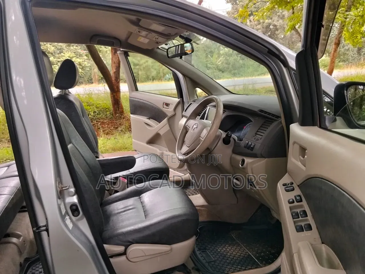Toyota ISIS 2014 Silver