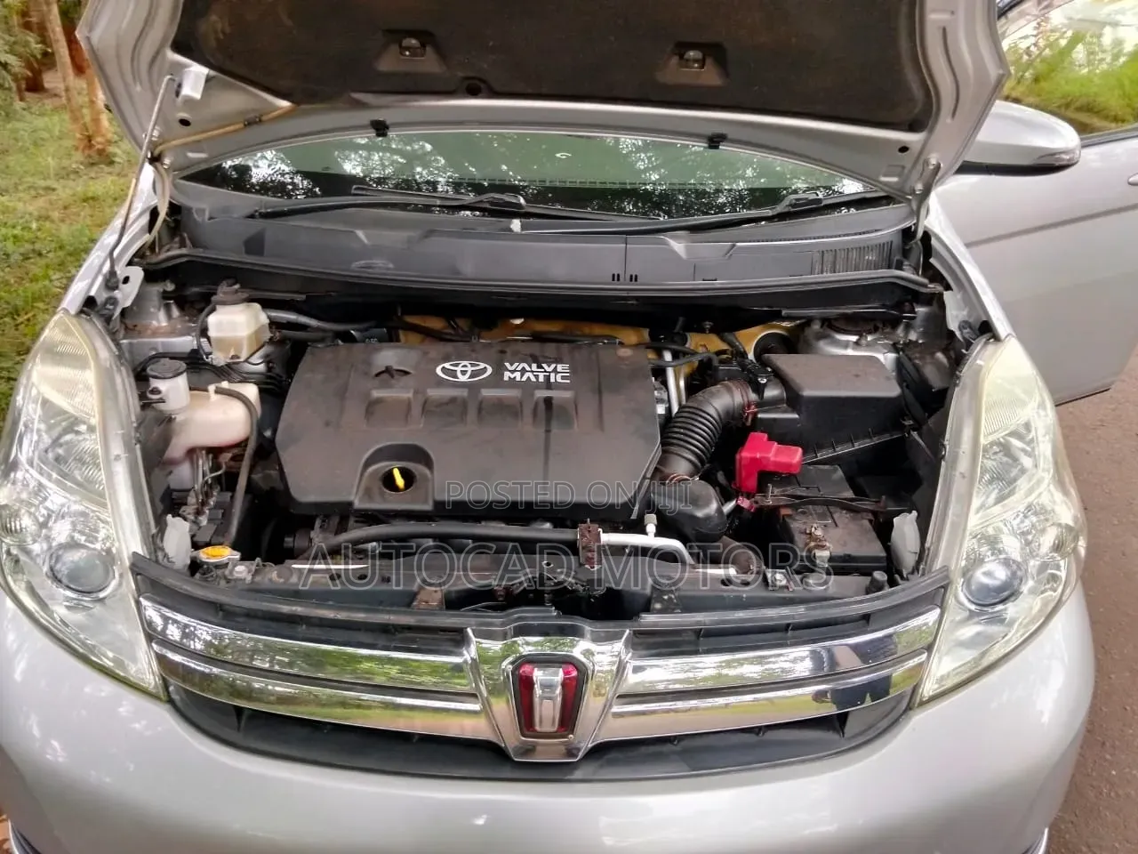 Toyota ISIS 2014 Silver