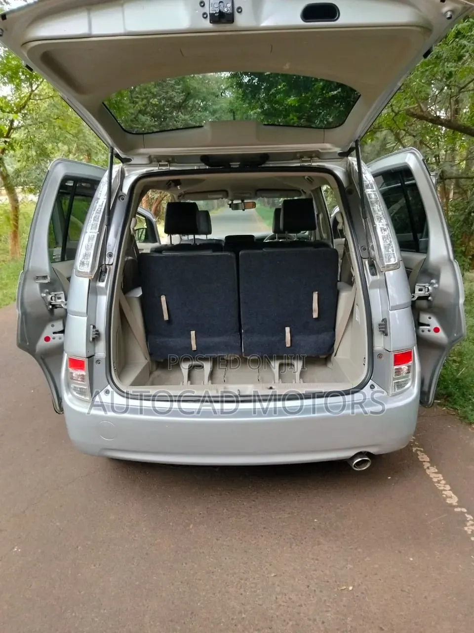 Toyota ISIS 2014 Silver