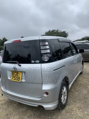 Toyota Sienta 2010 Silver