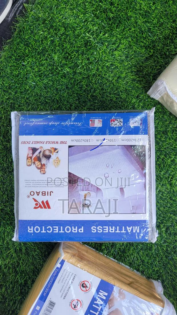 Premium Waterproof Mattress Protector / Luxury Fitted Bed Cover - main view