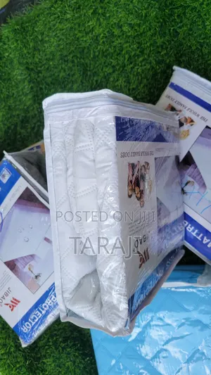 Premium Waterproof Mattress Protector / Luxury Fitted Bed Cover