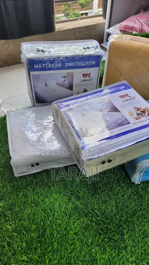 Premium Waterproof Mattress Protector / Luxury Fitted Bed Cover