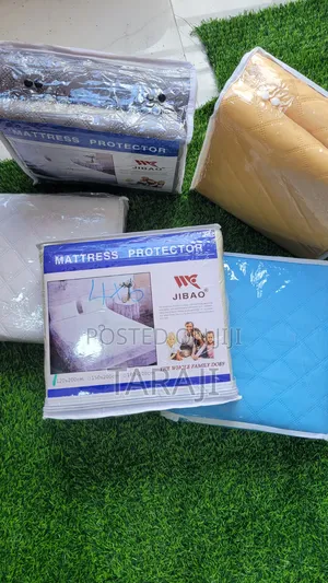 Premium Waterproof Mattress Protector / Luxury Fitted Bed Cover