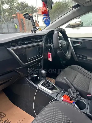 Toyota Auris 2016 Maroon