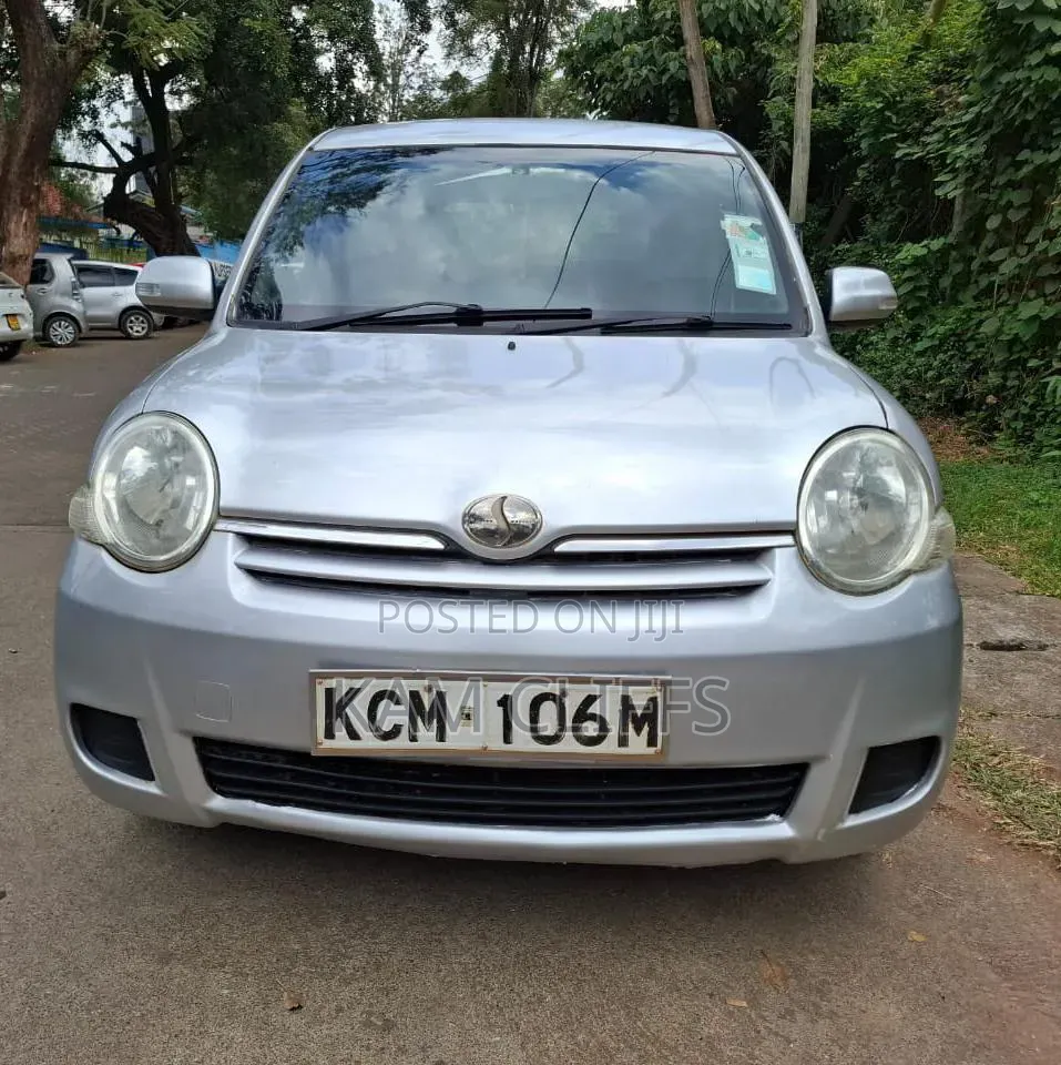 Toyota Sienta 2010 Silver