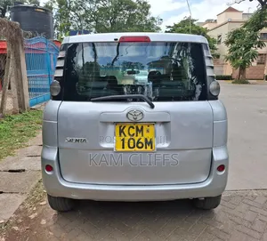 Toyota Sienta 2010 Silver