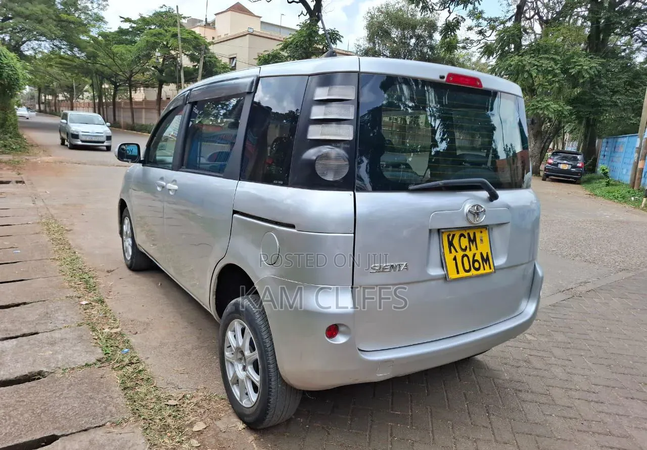 Toyota Sienta 2010 Silver