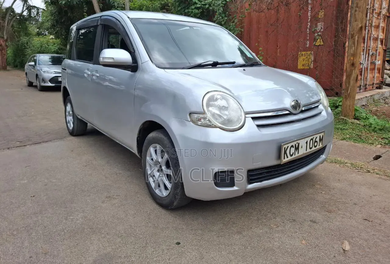 Toyota Sienta 2010 Silver