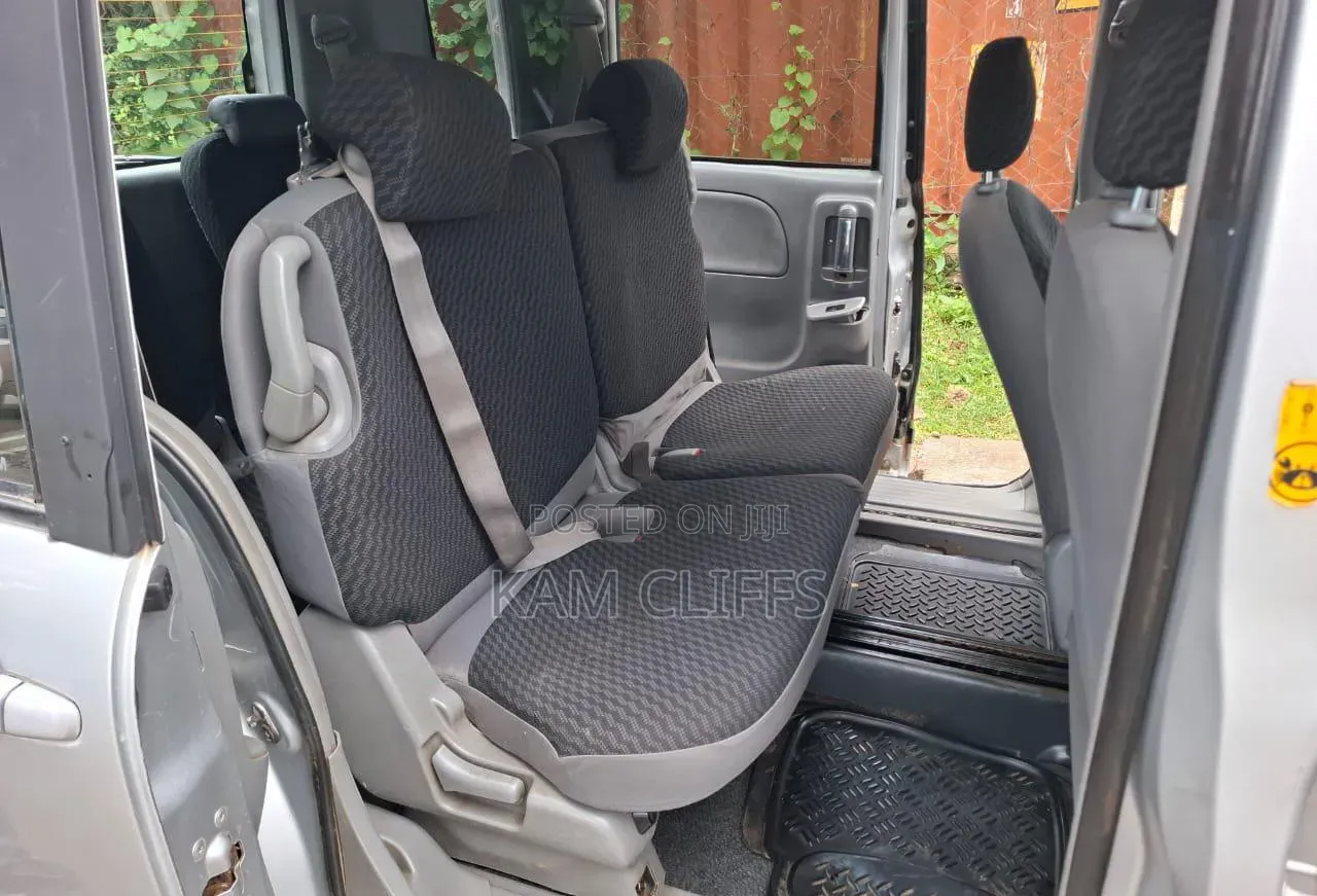 Toyota Sienta 2010 Silver